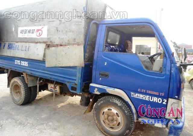 Chiếc xe tải các đối tượng chở trâu đi tiêu thụ