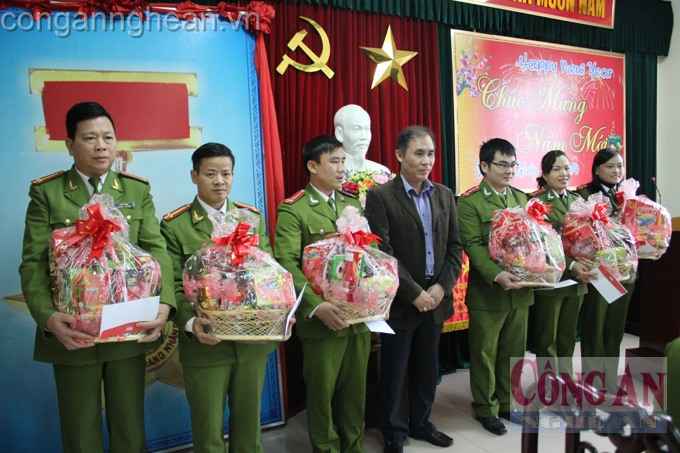 Tặng quà cho các cảnh sát ma túy có hoàn cảnh khó khăn