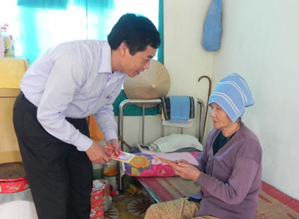 Ông Nguyễn Tiến Lạng, Phó Tổng Giám đốc BWACO, ân cần thăm hỏi và tặng quà Tết cho cụ già neo đơn tại Trung tâm Nuôi dưỡng người già neo đơn xã An Ngãi (huyện Long Điền).