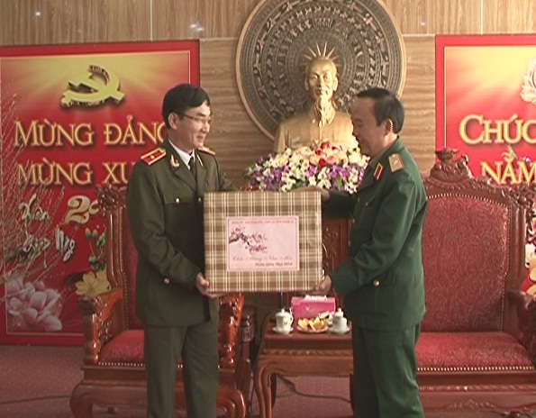 Thiếu tướng Nguyễn Xuân Lâm, UV BTV Tỉnh ủy, Bí thư Đảng ủy, Giám đốc Công an tỉnh Nghệ An chúc Tết Bộ tư lệnh Quân khu 4