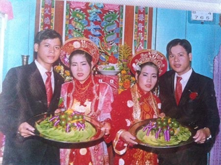 Hai cuộc hôn nhân này đến nay vẫn trở thành tâm điểm lạ thu hút sự hiếu kỳ của người dân.