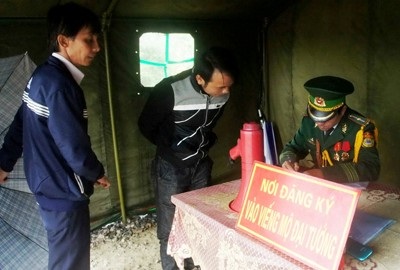 Ghi tên danh sách, hướng dẫn đoàn khách viếng. Ảnh: VGP/Minh Trang