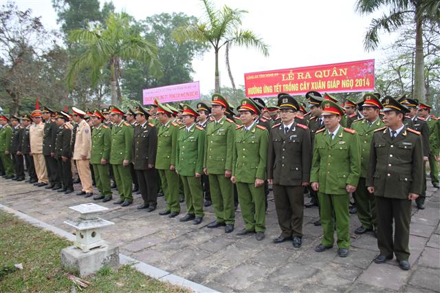 Các cán bộ chiến sỹ nghiêm trang trong buổi lễ