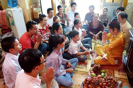 Sự mê muội tin vào những điều không có thật khiến nhiều người dễ sa vào bẫy lừa đảo của các trò mê tín dị đoan - Ảnh minh họa