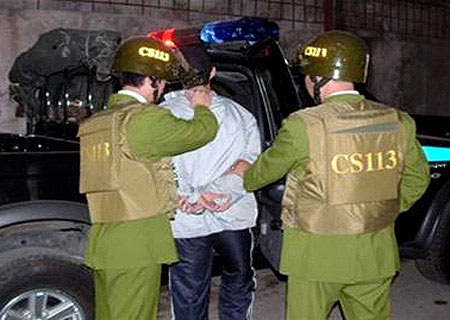  Các chiến sĩ Công an đang làm nhiệm vu.