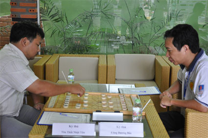 Kỳ thủ Uông Dương Bắc của BR-VT (phải) thi đấu với kỳ thủ Tôn Thất Nhật Tân (Đà Nẵng) tại giải