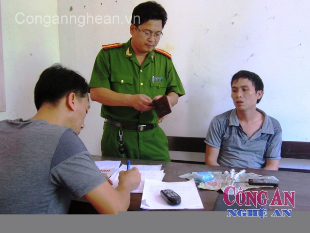 Đối tượng Tiến cùng tang vật trong 1 vụ mua, bán ma túy  bị Công an phường Lê Lợi bắt giữ