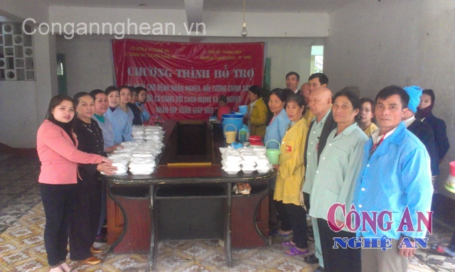 Trung tâm công tác xã hội tổ chức  phát cơm, cháo miễn phí dịp Tết Giáp Ngọ 2014