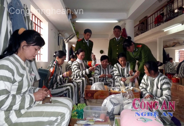 Các phạm nhân tại Phân trại số 3 thực hành khâu bóng