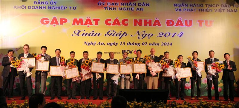 Trao Bằng khen cho các doanh nghiệp đầu tư hiệu quả vào Nghệ An