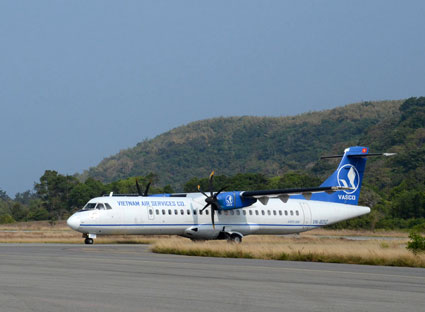 Máy bay của Công ty bay dịch vụ hàng không Vasco hạ cánh xuống sân bay Cỏ Ống.