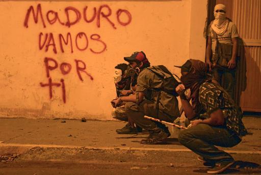 Thanh niên thể hiện sự ủng hộ Tổng thống Venezuela Nicolas Maduro tại Caracas