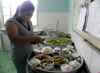 Chị Nguyễn Thị Châu chuẩn bị cơm chay phát cho bệnh nhân và người nhà bệnh nhân tại bếp ăn tình thương Bệnh viện Bà Rịa.