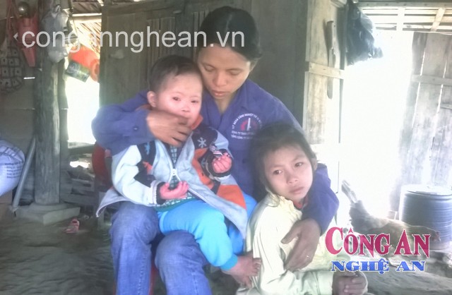 Mẹ con chị Vượng đang phải sống trong túp lều tạm bợ với muôn vàn khó khăn
