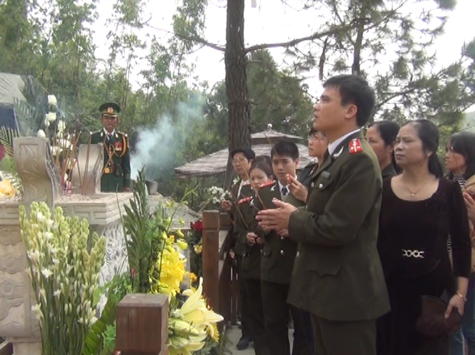 Kính cẩn thắp nén hương trước mộ Đại tướng