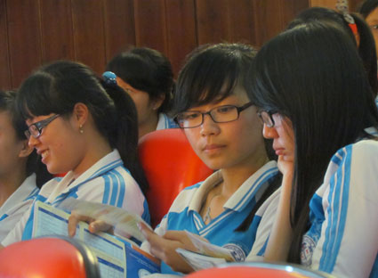 Thí sinh trường THPT Châu Thành tìm hiểu thông tin về tuyển sinh ĐH, CĐ qua các sách, báo.