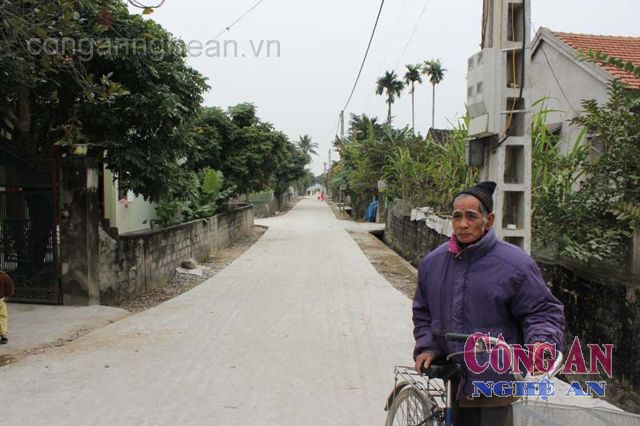 Đường xóm bê tông sạch sẽ, không hề có bóng dáng  bất kỳ con chó nào