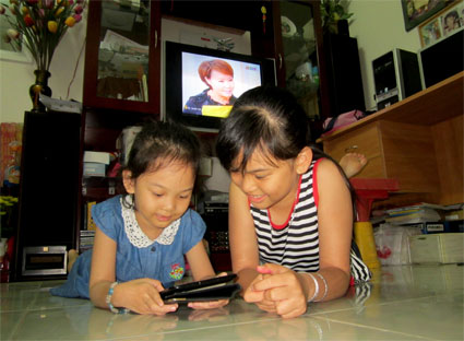 Trẻ em không nên tiếp cận với các thiết bị công nghệ như smartphone, ipad quá 1 tiếng mỗi ngày.