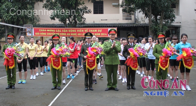 Đại tá Nguyễn Hữu Cầu - Phó Giám đốc Công an tỉnh tặng cờ lưu niệm  và hoa cho đại diện các đội bóng chuyền - Ảnh: Minh Khôi