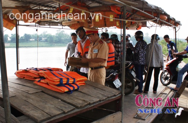 Lực lượng Cảnh sát đường thủy  kiểm tra người và phương tiện qua sông