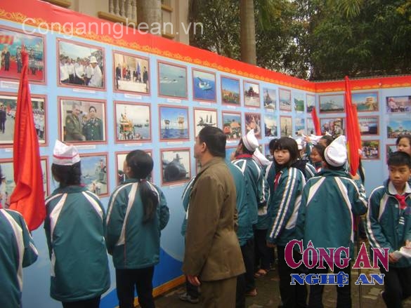Học sinh và nhân dân đến tham quan triển lãm