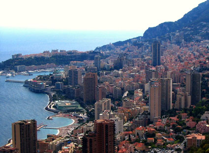 Monaco có nhiều toà nhà chọc trời cao hàng chục tầng bằng bê tông và kính.