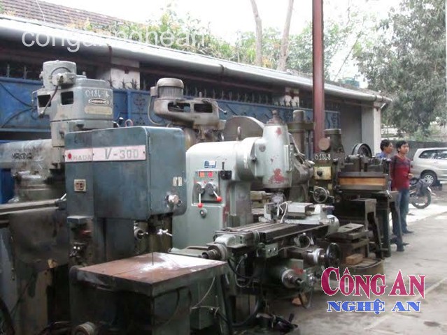 Cơ quan chức năng đang cẩu các thiết bị cơ khí vào kho tạm giữ