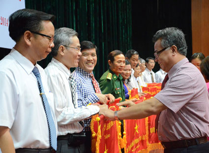 Ông Lê Thanh Dũng, Phó Chủ tịch UBND tỉnh tặng Cờ thi đua cho các tập thể xuất sắc.