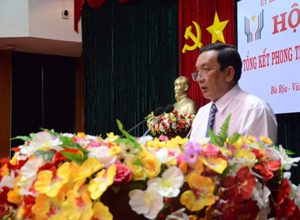 Ông Võ Văn Nam, Phó Giám đốc Sở Nộ vụ, Trưởng Ban thi đua - Khen thưởng tỉnh báo cáo phong trào thi đua yêu nước năm 2013.