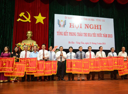 Ông Phạm Hòa (thứ 7, từ trái qua), Chủ tịch UBMTTQVN tỉnh tặng Cờ thi đua cho các tập thể