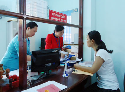 Mỗi cán bộ, đảng viên cần thường xuyên tu dưỡng, rèn luyện, nêu cao tinh thần trách nhiệm trước tập thể, trước nhân dân, tận tụy, tâm huyết, trách nhiệm trong công việc. Trong ảnh: Công chức Bộ phận một cửa UBND phường 6 (TP. Vũng Tàu) tiếp nhận hồ sơ của người dân.