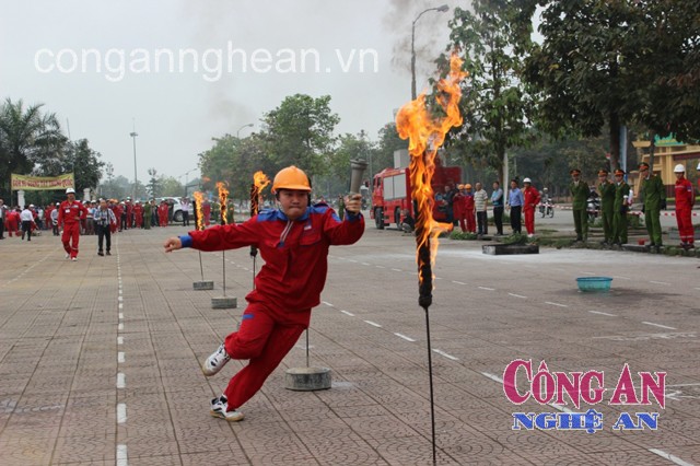 Thi vượt cọc tiêu lửa