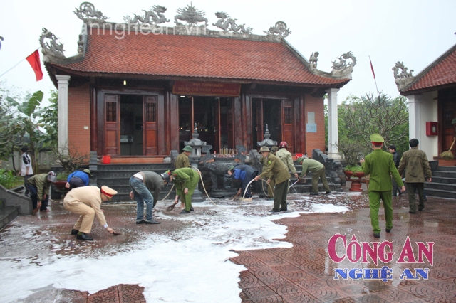 Đoàn viên thanh niên tổ chức lau dọn vệ sinh  tại Nhà tưởng niệm