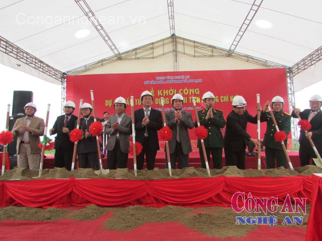 Các đại biểu tiến hành lễ khởi công dự án