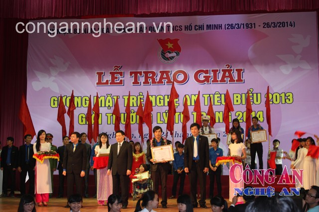 Lãnh đạo Tỉnh ủy, UBND tỉnh và Tỉnh đoàn trao giải thưởng cho các cán bộ, đoàn viên