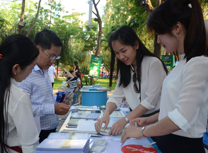 Khách tìm hiểu thông tin sản phẩm, dịch vụ của Công ty LD Vũng Tàu - Paradise.