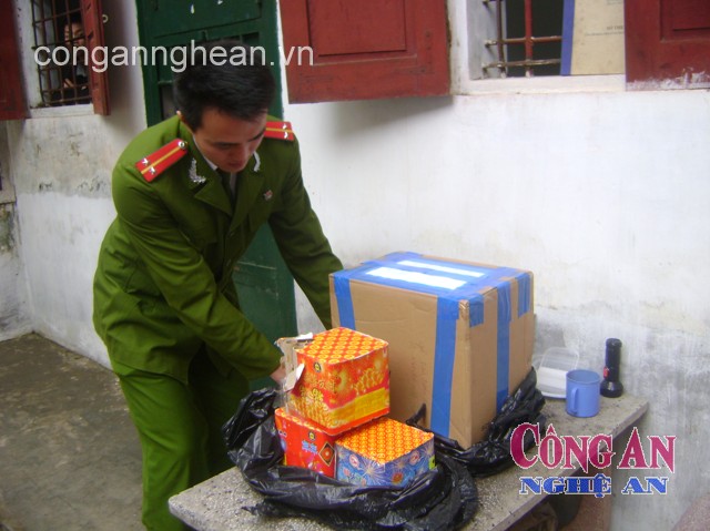 Tang vật pháo nổ do lực lượng Công an phụ trách xã  thu giữ trong đợt tấn công trấn áp tội phạm  trước, trong và sau Tết Nguyên đán 
