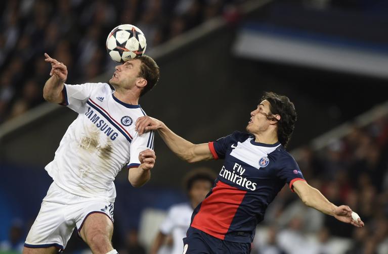 Tiền đạo PSG Edinson Cavani kéo vai hậu vệ Chelsea Branislav Ivanovic trong trận đấu của Champions League 