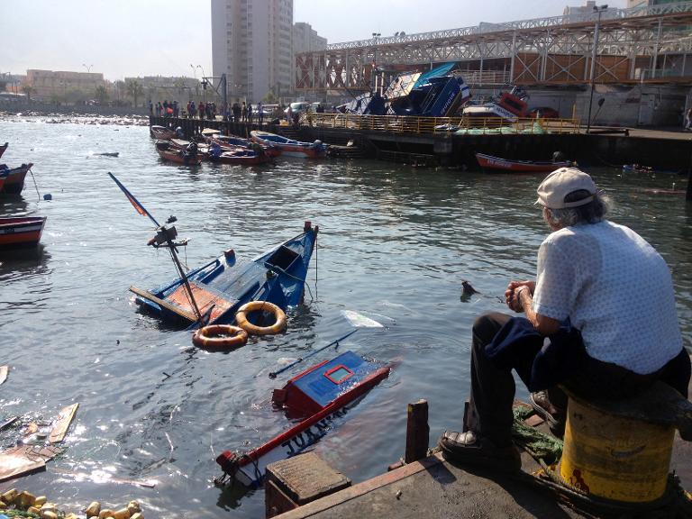 Tàu thuyền đánh cá bị chìm tại cảng Iquique ở miền bắc Chile, sau một trận động đất cường độ 8
