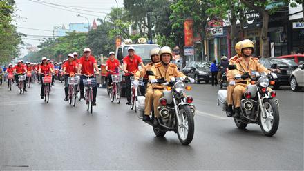 môtô CSGT mở đường cho đoàn diễu hành
