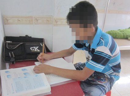 Dù được đi học, được các trung tâm bảo trợ xã hội chăm sóc nhưng các em nhiễm HIV vẫn phải chịu nhiều thiệt thòi. Trong ảnh: Một em nhiễm HIV đang học bài tại Trung tâm bảo trợ trẻ em Vũng Tàu.