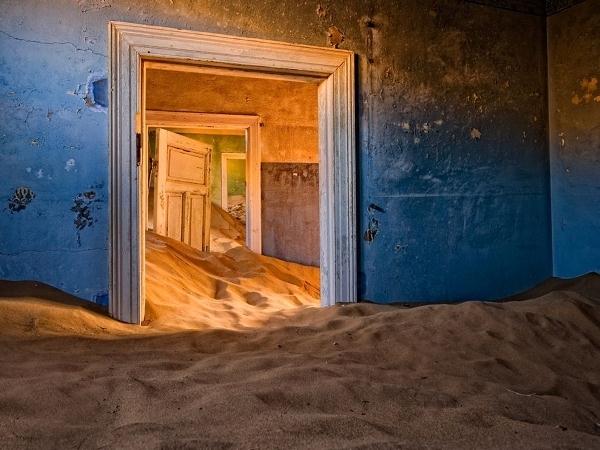 Kolmanskop nằm trong sa mạc Namib, phía Nam của Namibia đang dần bị cát xâm lấn, khiến nó trông như một “thành phố ma” giữa lòng sa mạc.