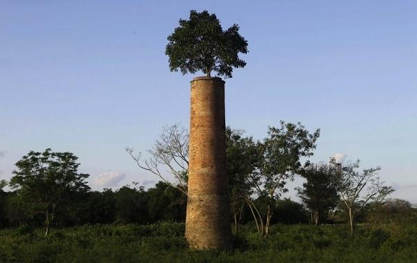 Thành phố nằm bên tả ngạn sông Paraguay chỗ hợp lưu với sông Pilcomayo. Bờ đối diện hướng tây là thị trấn Clorinda thuộc Argentina. Ba hướng bắc, đông, nam giáp tỉnh Central. Hiện Asuncion đã bị bỏ hoang.