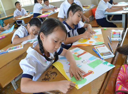 More than 1,000 pupils paint pictures of 