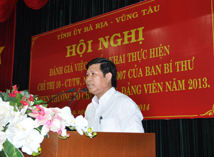 Ông Nguyễn Văn Xinh, Phó Trưởng ban Tổ chức Tỉnh ủy báo cáo dự thảo kết quả thực hiện Chỉ thị 10 của Ban Bí thư Trung ương Đảng về nâng cao chất lương sinh hoạt chi bộ từ năm 2007-2013.