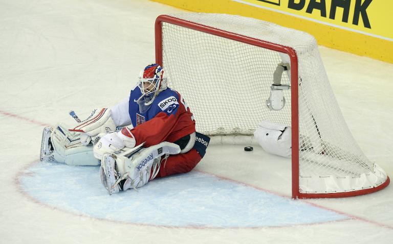 Thủ môn hockey trên băng Alexander Salak của CH Séc thất vọng khi để lọt lưới trong trận đấu cho huy chương đồng tại giải vô địch thế giới tại Minsk ở Belarus