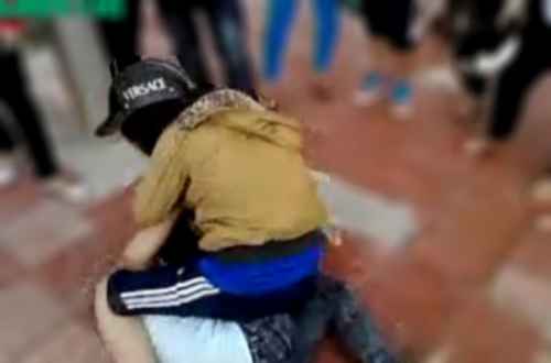 Đối tượng đã quật ngã chị Hà, ngồi lên người rồi bịt miệng bằng băng dán. Ảnh minh họa
