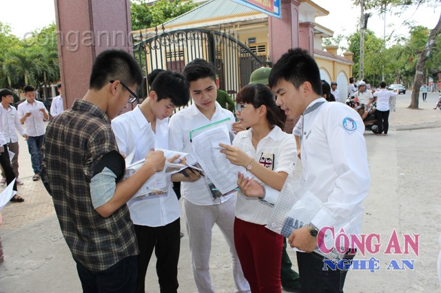 Các sĩ tử bàn luận về bài thi