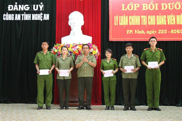 Khen thưởng 6 học viên có thành tích trong công tác xây dựng lớp học.