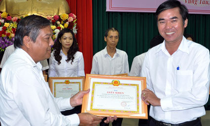 Ông Bùi Thanh Nghĩa (trái), Phó Bí thư Thường trực Thành ủy TP. Vũng Tàu trao giấy khen cho các tập thể có thành tích xuất sắc trong 3 năm thực hiện Chỉ thị 03 của Bộ Chính trị.